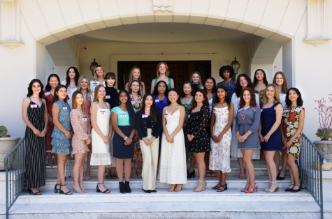 The 28 finalist candidates for Pasadenas Royal Court in front of the Tournament House. 