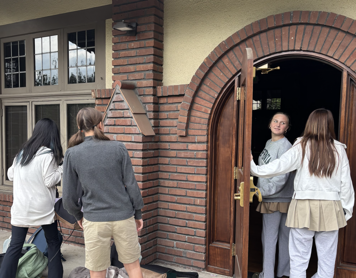 Students entering Braun for the class meeting.